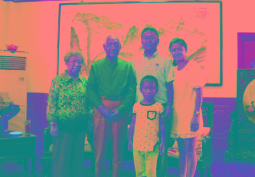 與原南京軍區(qū)政委方祖岐上將夫婦合影留念。