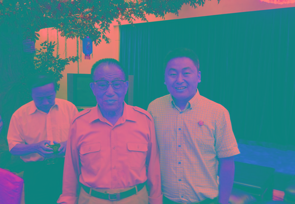 與時(shí)任中央軍委副主席曹剛川上將合影留念。