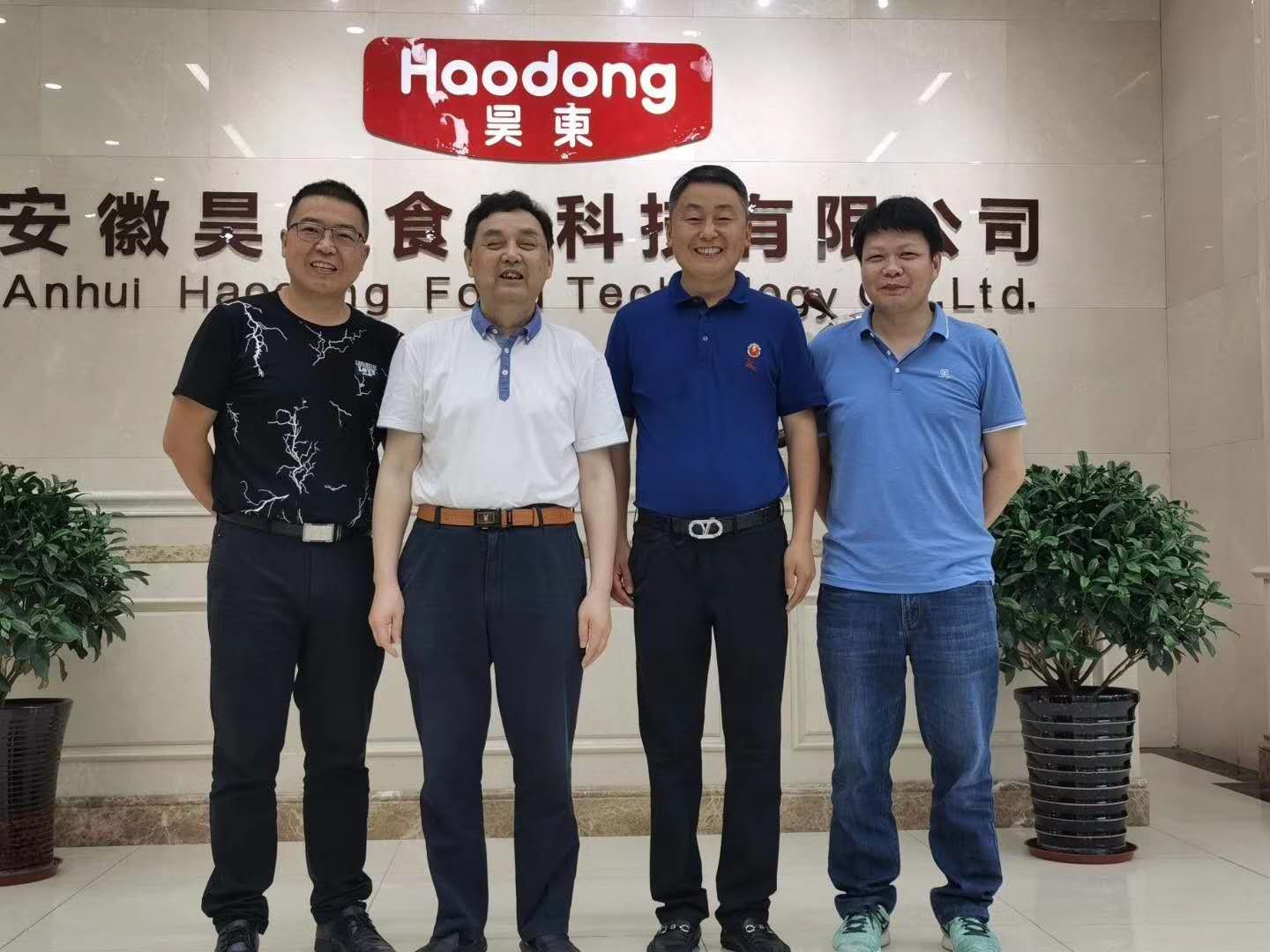熱烈歡迎安徽省食品行業(yè)協(xié)會(huì)會(huì)長(zhǎng)姜紹通一行來(lái)昊東食品考察工作