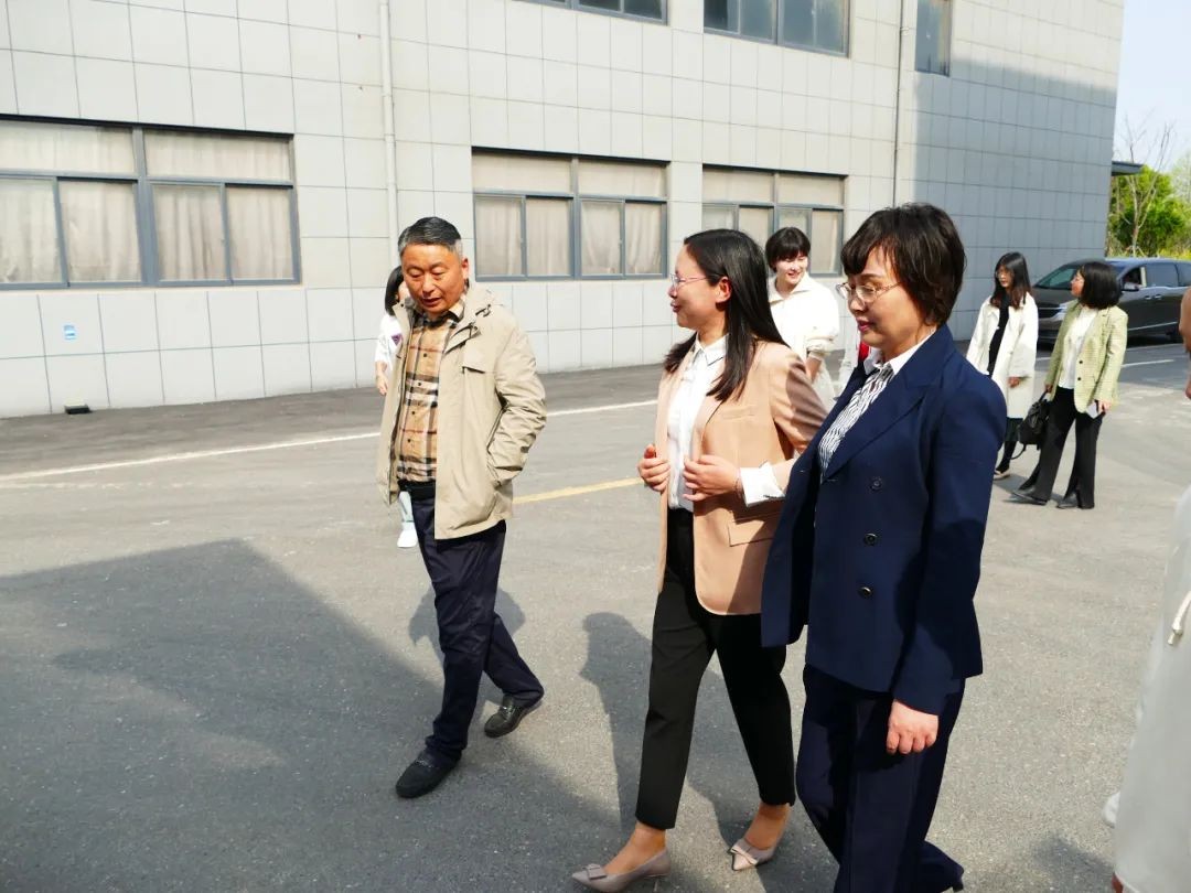 廬江縣商務(wù)局賀局長，統(tǒng)計局張局，稅務(wù)局管科長等領(lǐng)導(dǎo)蒞臨昊東食品科技走訪調(diào)研昊東肉松