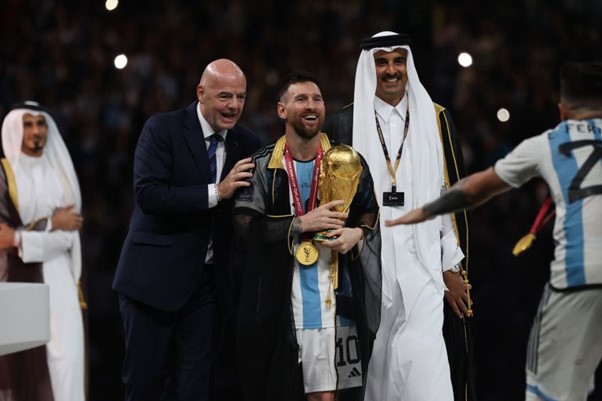 Chủ tịch FIFA Gianni Infantino (trái) với Messi và Quốc vương Qatar Sheikh Tamim bin Hamad Al Thani