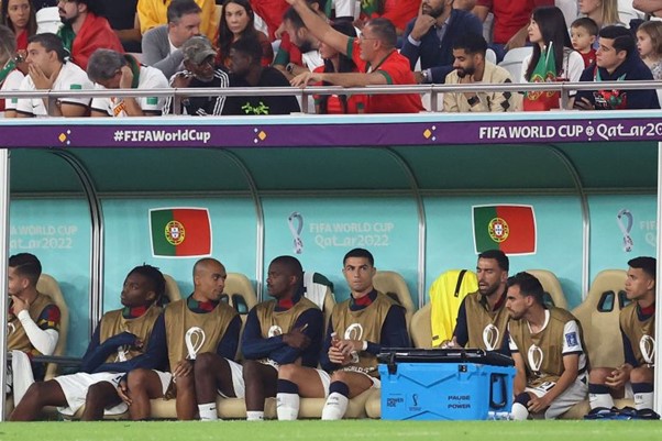 Cristiano Ronaldo ngồi trên băng ghế dự bị trong phần lớn World Cup 2022