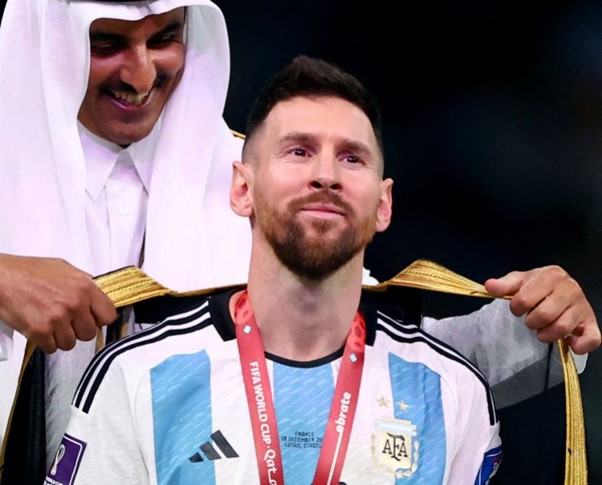 Khoảnh khắc tiểu vương Qatar khoác áo cho Messi