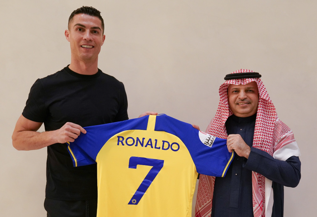 Ronaldo gia nhập Al-Nassr: NHM đổ xô ra cửa hàng mua áo đấu