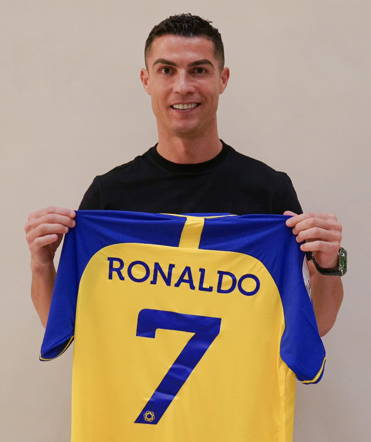 Ronaldo gia nhập Al-Nassr: NHM đổ xô ra cửa hàng mua áo đấu